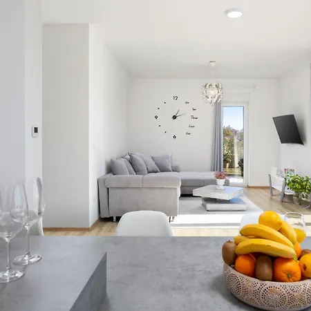 Aria - Family Friendly In For 6 People With Private Swimming Pool Pula