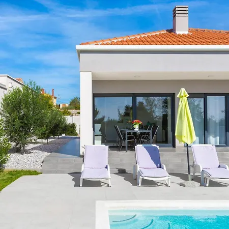 Aria - Family Friendly In For 6 People With Private Swimming Pool