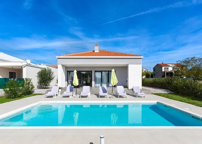Aria - Family Friendly In For 6 People With Private Swimming Pool بولا