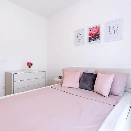 Βίλα Aria - Family Friendly In For 6 People With Private Swimming Pool