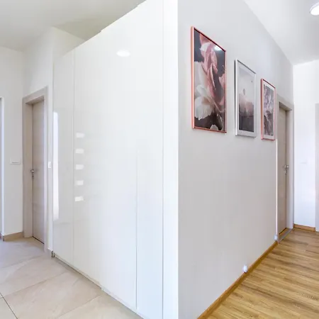 Βίλα Aria - Family Friendly In For 6 People With Private Swimming Pool Πούλα