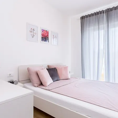 Aria - Family Friendly In For 6 People With Private Swimming Pool