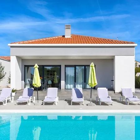 Βίλα Aria - Family Friendly In For 6 People With Private Swimming Pool