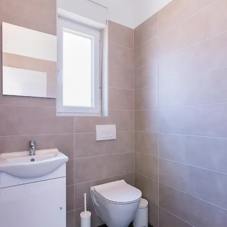 Βίλα Aria - Family Friendly In For 6 People With Private Swimming Pool