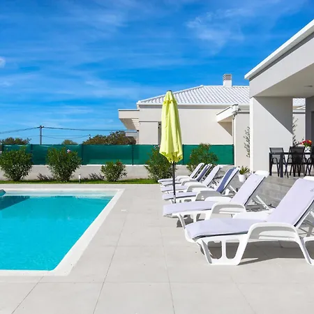 Aria - Family Friendly In For 6 People With Private Swimming Pool Pula