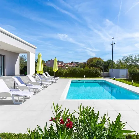 Villa Aria - Family Friendly In For 6 People With Private Swimming Pool *