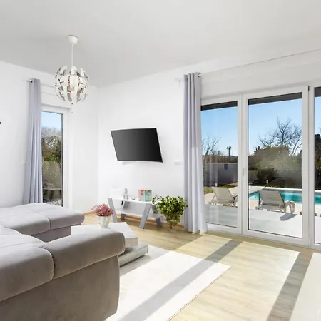 Βίλα Aria - Family Friendly In For 6 People With Private Swimming Pool *