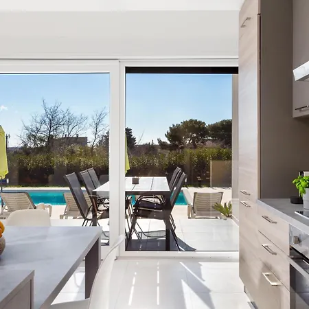 Βίλα Aria - Family Friendly In For 6 People With Private Swimming Pool Πούλα