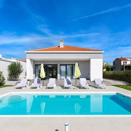 Aria - Family Friendly In For 6 People With Private Swimming Pool Pola