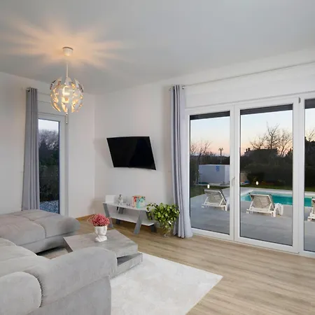 Βίλα Aria - Family Friendly In For 6 People With Private Swimming Pool *