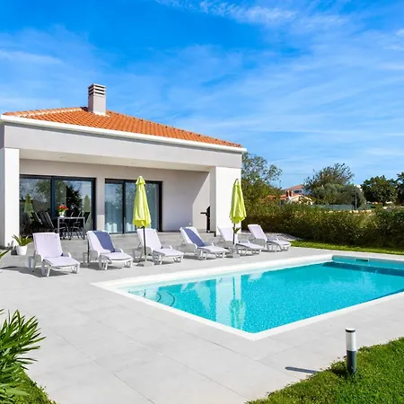 Aria - Family Friendly In For 6 People With Private Swimming Pool