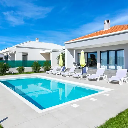 Aria - Family Friendly In For 6 People With Private Swimming Pool Pola