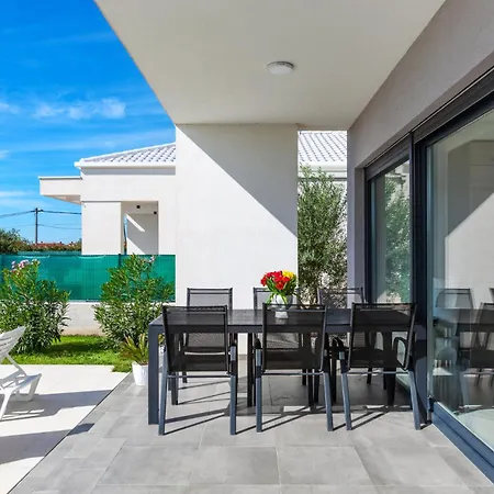 Aria - Family Friendly In For 6 People With Private Swimming Pool