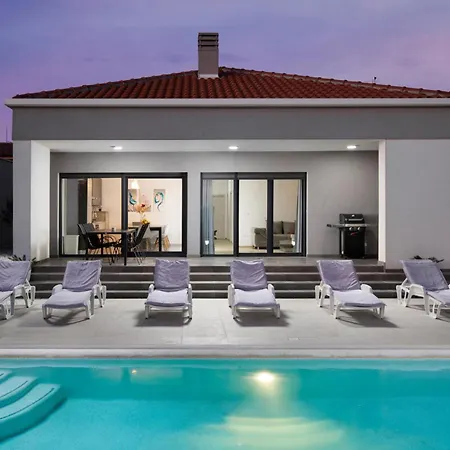 Βίλα Aria - Family Friendly In For 6 People With Private Swimming Pool