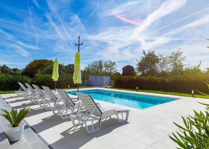 Villa Aria - Family Friendly In For 6 People With Private Swimming Pool *