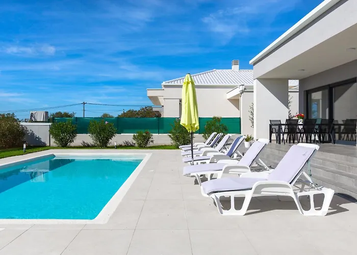 Aria - Family Friendly In For 6 People With Private Swimming Pool Pula