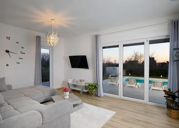 Villa Aria - Family Friendly In For 6 People With Private Swimming Pool *