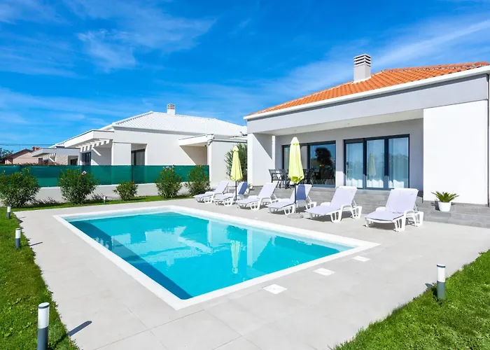 Aria - Family Friendly In For 6 People With Private Swimming Pool Pula